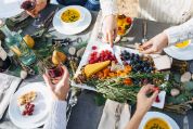 gedeckter Tisch mit Früchten und Käseplatte gedeckter Tisch mit Früchten und Käseplatte